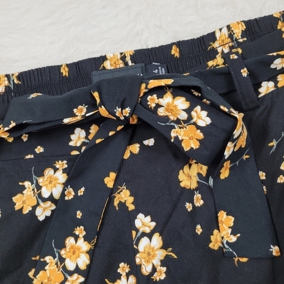 Torrid Floral Paperbag Crop Pants - Picture 6 of 7